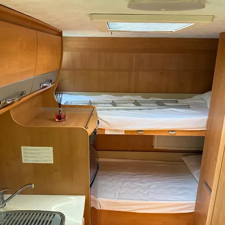Kamp alanı Camper In Sorrento With Pool & Access
