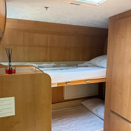 Kamp alanı Camper In Sorrento With Pool & Access